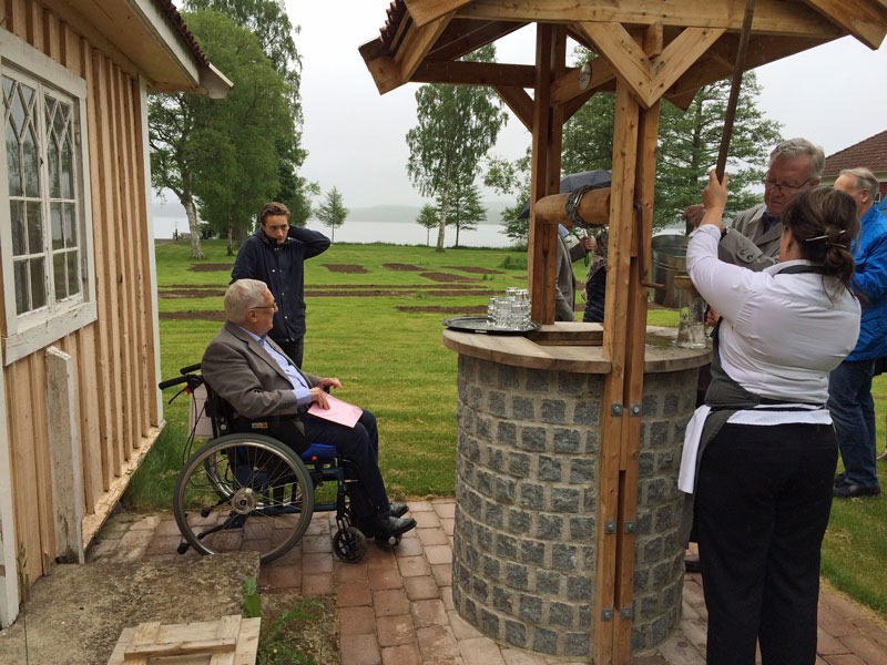 Studentträffen på Örensbaden, Örserum. Vi får smaka på vattnet från två olika hälsokällor; 27 maj 2016.