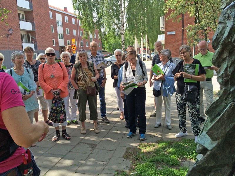 Second Hands vårutflykt till de vackra och prisbelönade parkanläggningarna i Enköping. Vi fick guidening av kunnig guide och informationsblad med kartor och förteckning över de olika växterna; 1 juni 2016.