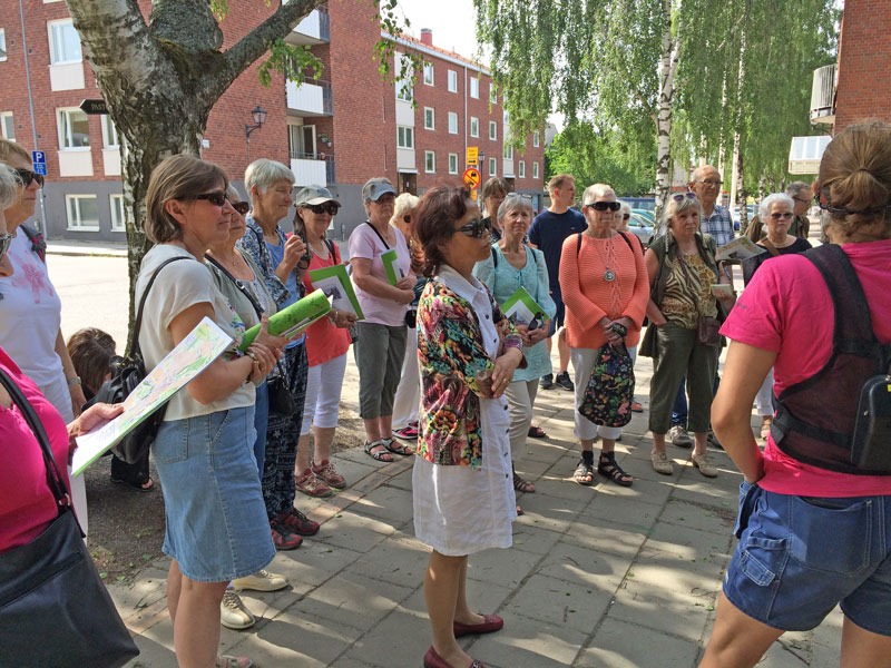 Second Hands vårutflykt till de vackra och prisbelönade parkanläggningarna i Enköping. Vi fick guidening av kunnig guide och informationsblad med kartor och förteckning över de olika växterna; 1 juni 2016.
