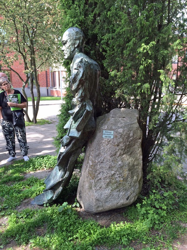 Second Hands vårutflykt till de vackra och prisbelönade parkanläggningarna i Enköping. Parkerna innehåller dessutom ofta olika konstverk eller konstinstallationer - här har vi statyn Jan Fridegård 1897-1963; 1 juni 2016.