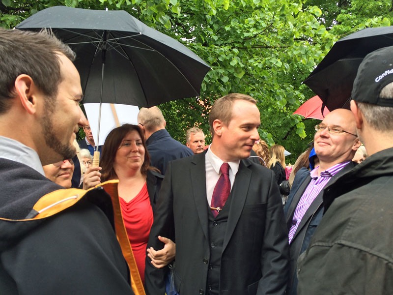 God stämning, trots regnet, i väntan på utsprånget.  Lukas, Marita, Sofie, Isak, Markku och Daniel är beredda att möta Adam! Adams studentexamen den 10 juni 2016.