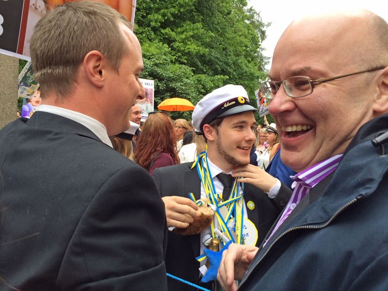 Pappa Markku gratulerar Adam! Adams studentexamen den 10 juni 2016.