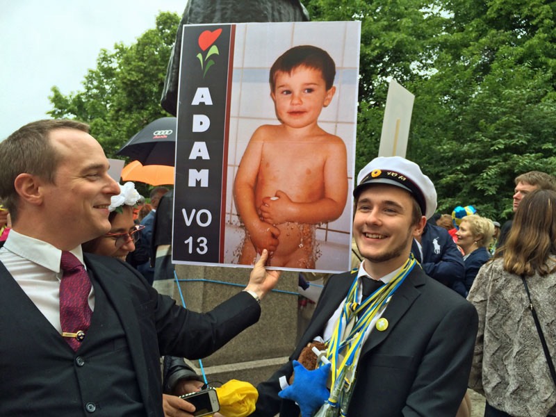 Två versioner av Adam med viss åldersskillnad! Adams studentexamen den 10 juni 2016.