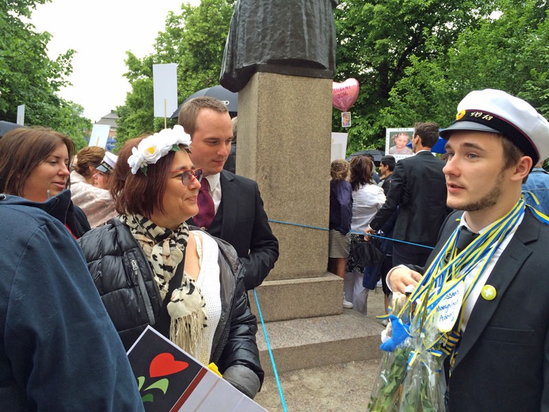 Mor Marita, Isak och Sofie gratulerar Adam. Adams studentexamen den 10 juni 2016.