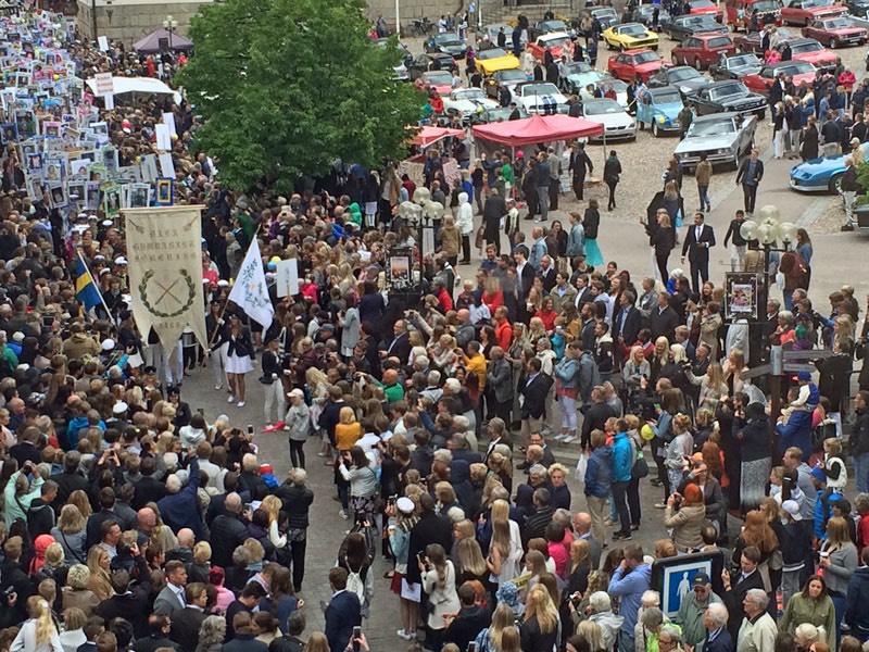 Mycket folk samlat på torget i centrala Falun i väntan på den traditionella studentkortegen. 10 juni 2016.