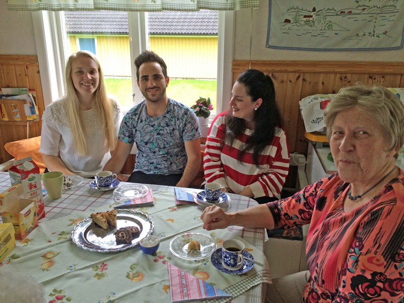 Fikabesök på Danhäll: Rebecka, Sam, Maha och Birgitta. 5 juli 2016.
