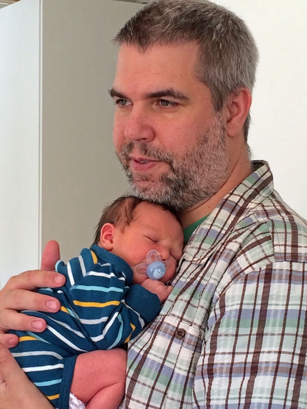 Ännu en bild på den nyfödde hos Linda och Daniel. 10 juli 2016.