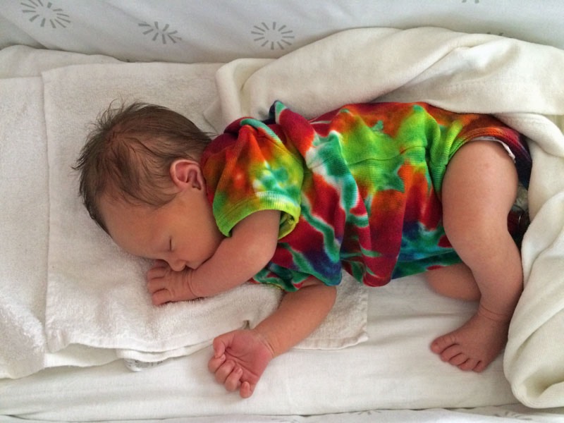 Ännu en bild på den nyfödde hos Linda och Daniel. 11 juli 2016.