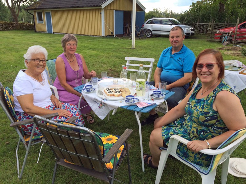 En trevlig eftermiddagsfika i vår trådgård på landet med Irene & Alf Mårtensson samt dottern Marita. Det är Alf, som med sin traktor hjälpt till att dra loss stubbarna (se nedan)! 23 juli 2016.