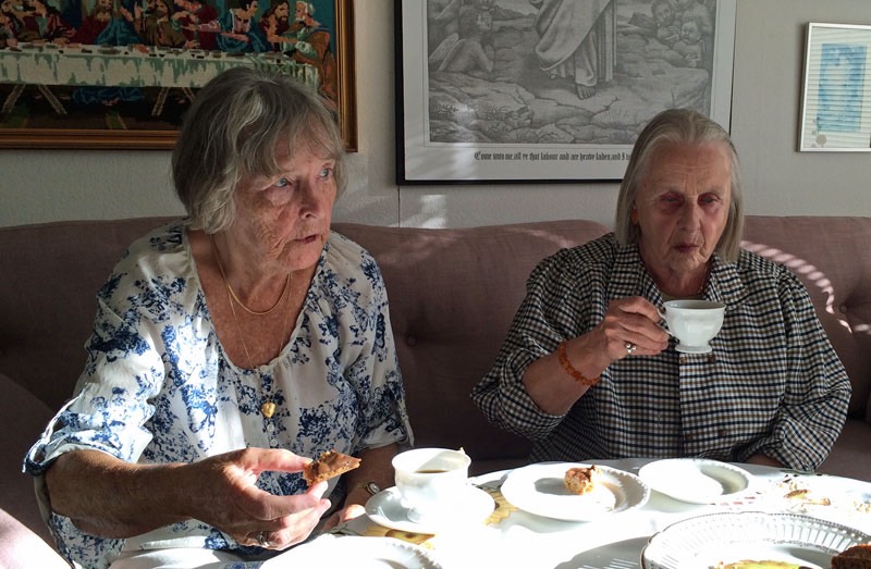 Vi har bjudit Gunvor Hjelm och Birgit Karlsson på söndagsmiddag - här kaffet efteråt, 18 september 2016