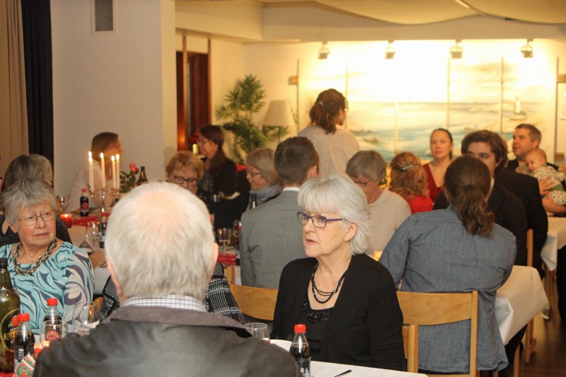 Gästerna samlas på Elsies 80-årsfest - 10/12 -16.