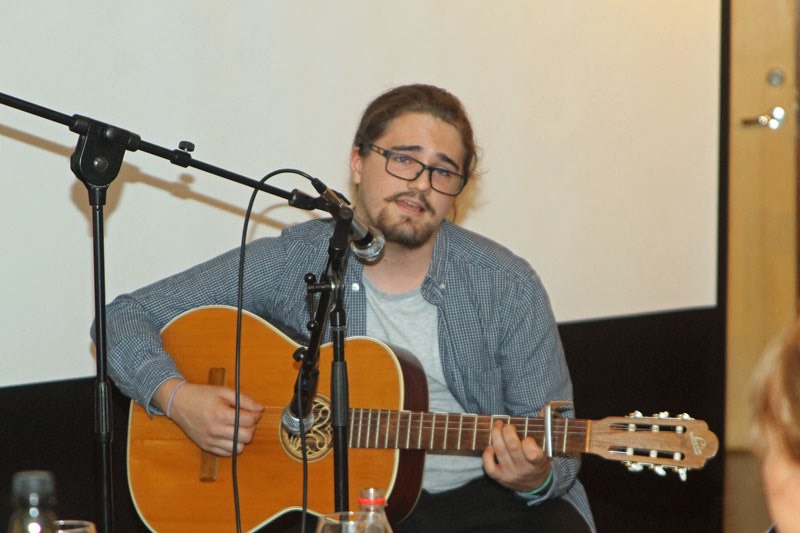Max underhåller med sång och musik på Elsies 80-årsfest - 10/12 -16
