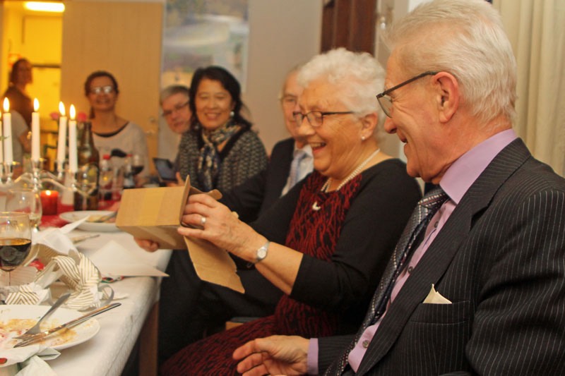 Elsie öppnar paket på sin 80-årsfest - 10/12 -16.