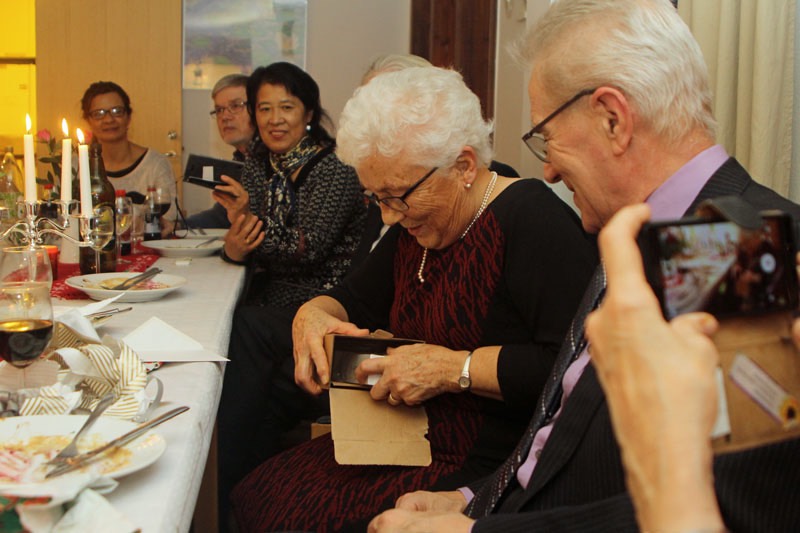 Elsie öppnar paket på sin 80-årsfest - 10/12 -16.