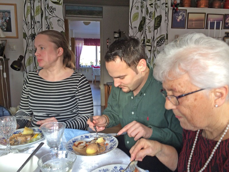 Middag hos oss inför min 78-årsdag. Linda, Lukas och Elsie. Vendelsömalm den 19 februari 2017.