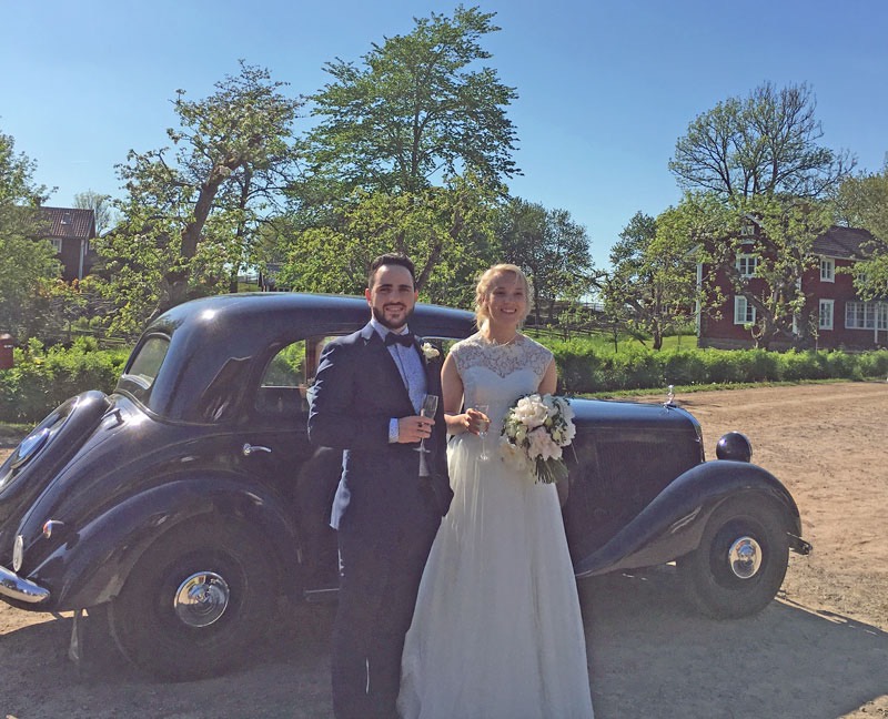 Bröllop för Rebecka Andersson & Sam Achour. Bröllopsbilen - en Mercedez 170 VA 1950 års modell - förde brudparet till bröllopsmiddagen på Åsens By. Den 27 maj 2017.