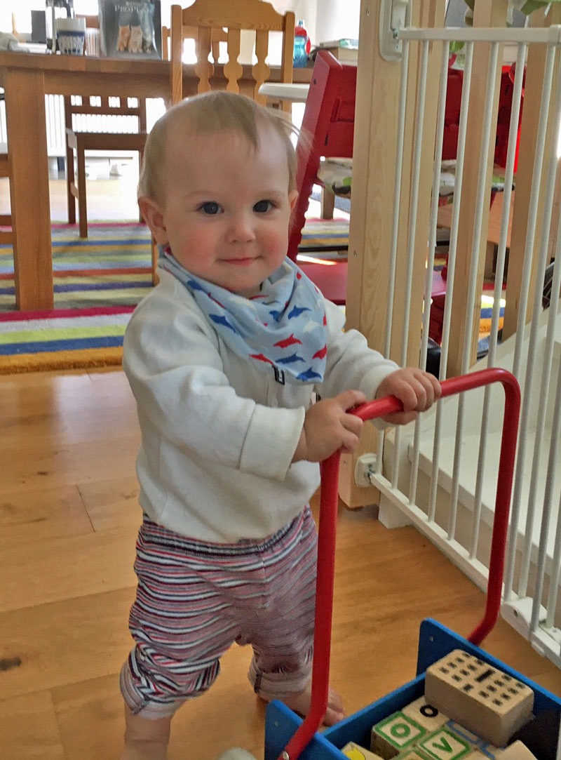 Stolt Neo visar nu att han kan gå med stöd. Den 1 juni 2017.