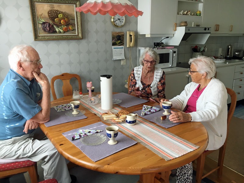 Vi gör ett spontanbesök hos gamla vänner till Elsie i Norrtälje, Ingrid & Harry Fröjd. Den 6 juni 2017.