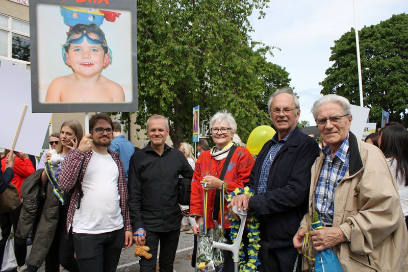 Felix tar studenten på Värmdö Gymnasium den 9 juni 2017. Vålkomstkommittén vid utspringet - Max, Mats, Inger, Ulf, Ivan och Åsa bakom kameran..