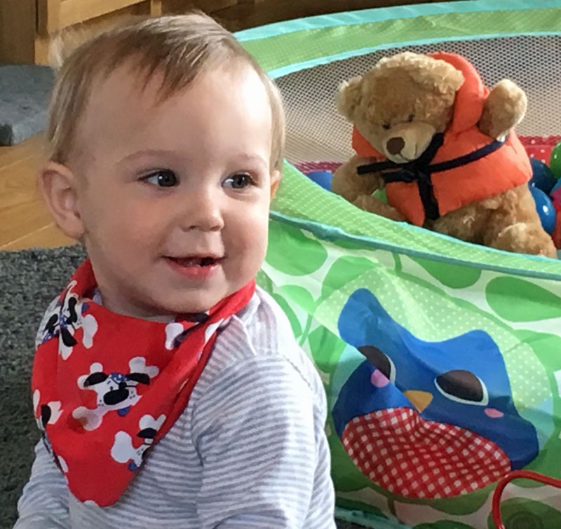 Ibland är vi barnvakt när t ex mamma & pappa motionerar - här en glad Neo när han får höra några toner från gitarren. Han visar intresse för sång och musik. 15 juni 2017 i Vendelsö.
