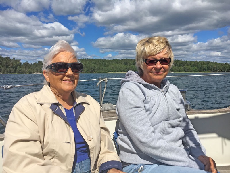 **Båttur i skärgården i det fina vädret med Jeppssons. Elsie och Cina. 21 juni 2017.**