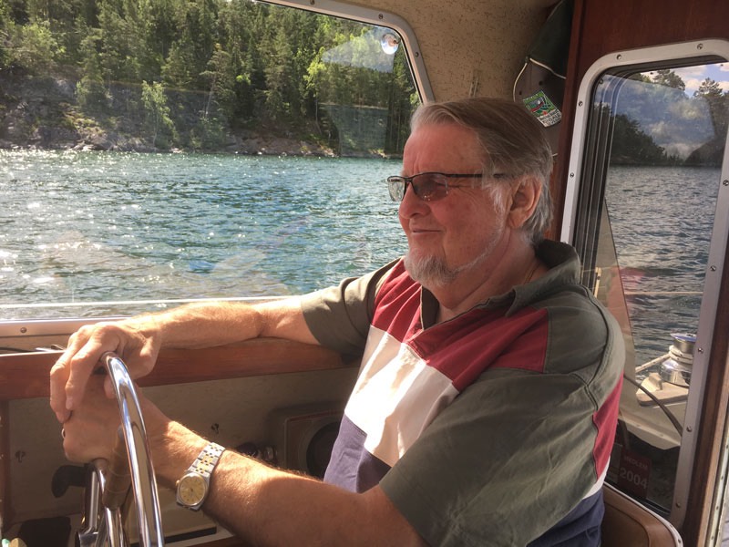 **Båttur i skärgården i det fina vädret med Jeppssons. Kaptenen själv, Rolf. 21 juni 2017.**