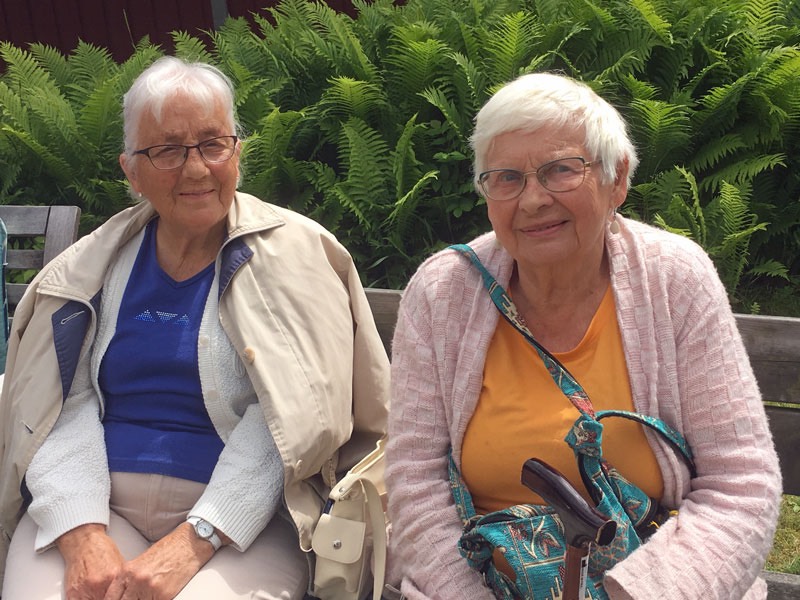 Midfsommarbesök hos Sirkka Björkmyr i Västerhaning den 22 juni 2017. Sång/musik Lasse Franklin.