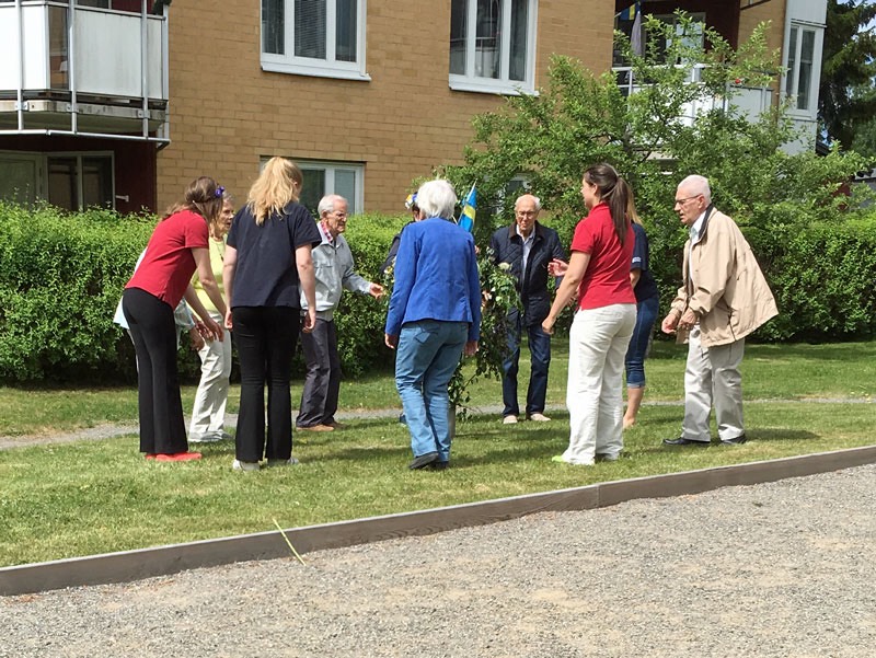 Midfsommarbesök hos Sirkka Björkmyr i Västerhaninge. Det blev också dans kring ”stången”. 22 juni 2017-