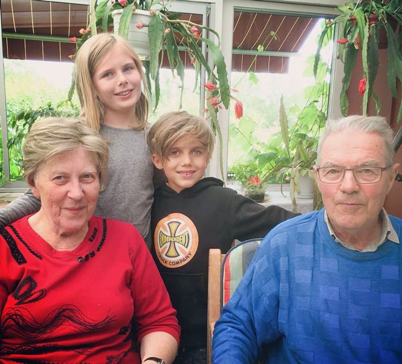 Birgitta & Gudmund med barnbarnen Inez och Simon den 3 juli 2017.