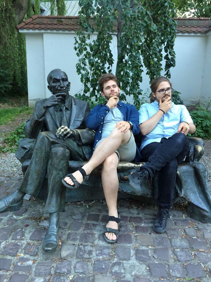 Felix och Max tränar sig att se tänkande ut (Foto: Åsa i Polen) den 5 juli 2017.