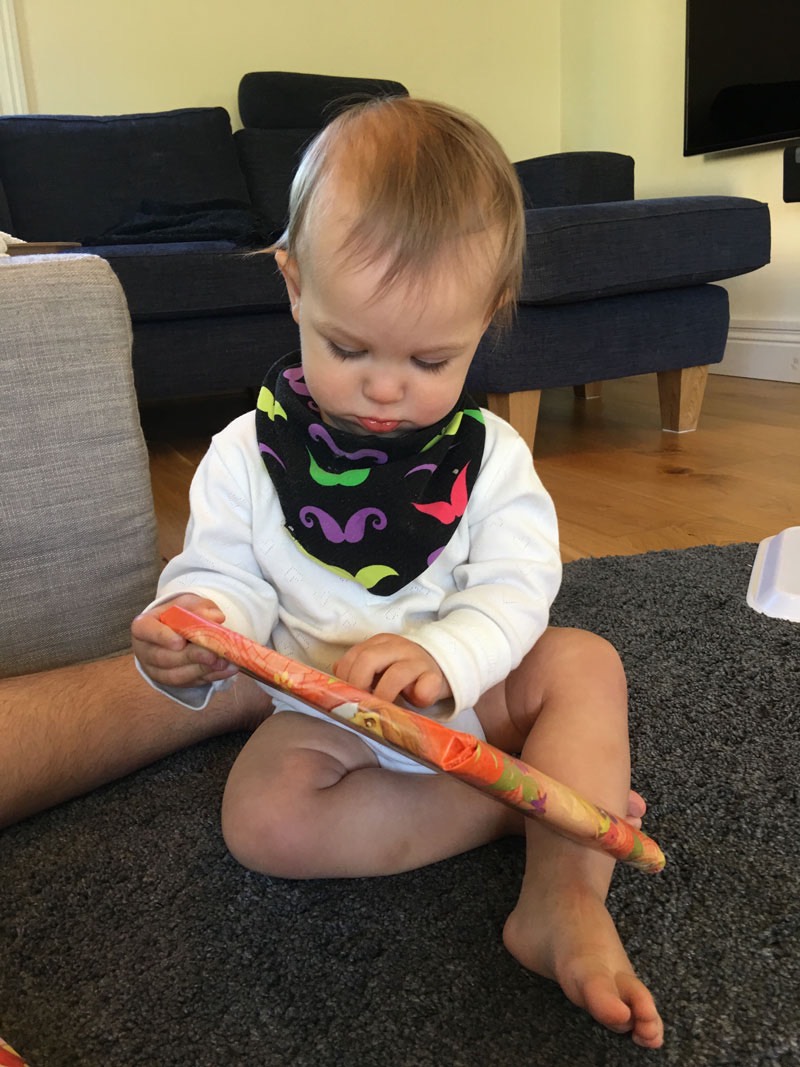 Neo fyller ett år och öppnar ett paket. Vendelsö de 6 juli 2017.