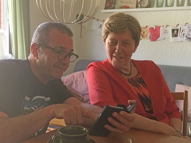 Middag hos familjen Achour i Smålandsstenar. Emad och Birgitta.