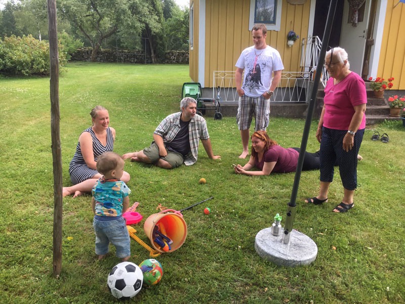 Lek i trädgården med Neo i centrum den 25 juli 2017.