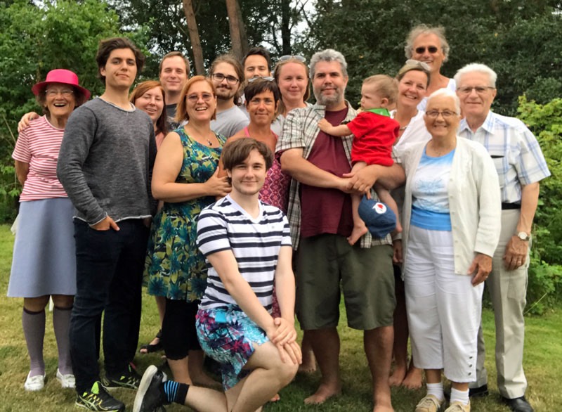 Besök hos Ella och Claes på Espevik den 1 augusti 2017. Ella, Jonas, Sofie. Isak. Marita, Max, Adam, Åsa, Lukas, Linda, Daniel. Neo, Maria, Claes, Elsie och Ivan.