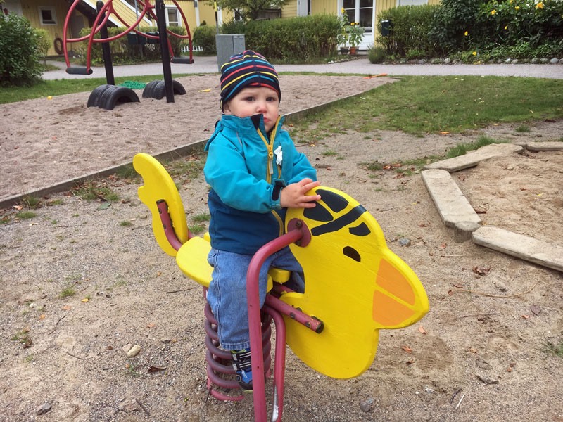 Neo rastar på en lekplats på väg hem från Gladan (Förskolan).