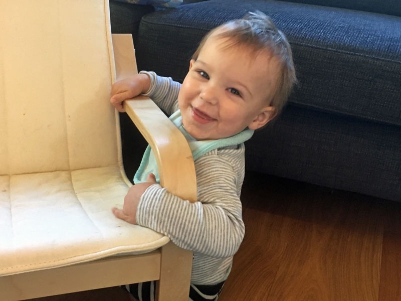 En glad Neo är hemma och leker med farfar & farmor när pappa och mamma arbetar, 5 oktober 2017.