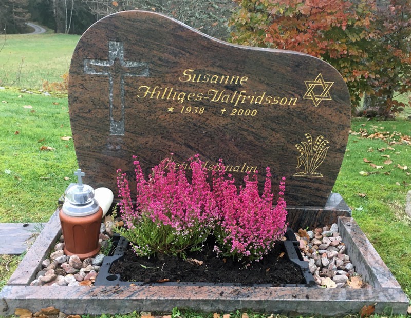 Plantering på Susannes grav, Södra Hestra,  3 november 2017.