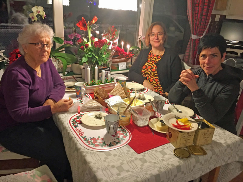 Besök av Marita och Åsa på Elsies födelsedag, 11 december 2017.