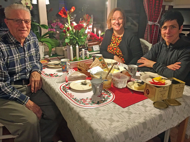 Besök av Marita och Åsa på Elsies födelsedag, 11 december 2017.