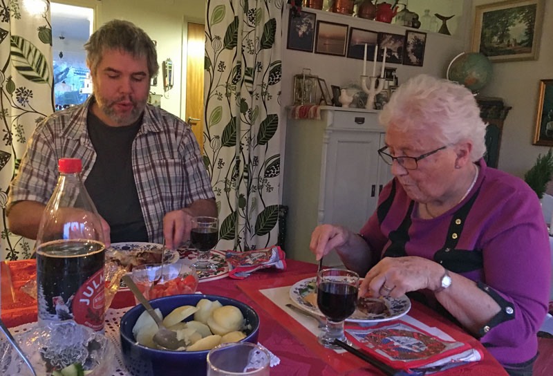 Julmiddag, annandag jul, 25 december 2017, med Daniel, Linda, Neo och Åsa.