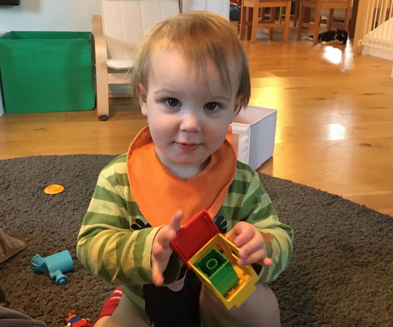 Vi är hemma hos Neo medan mamma och pappa är på bio. 30 december 2017.