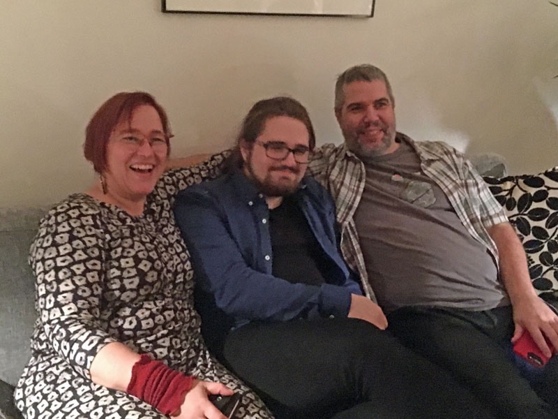 Marita, Max och Daniel på Max 18-årsfest hemma hos Bengt på Söder den 13 januari 2018.