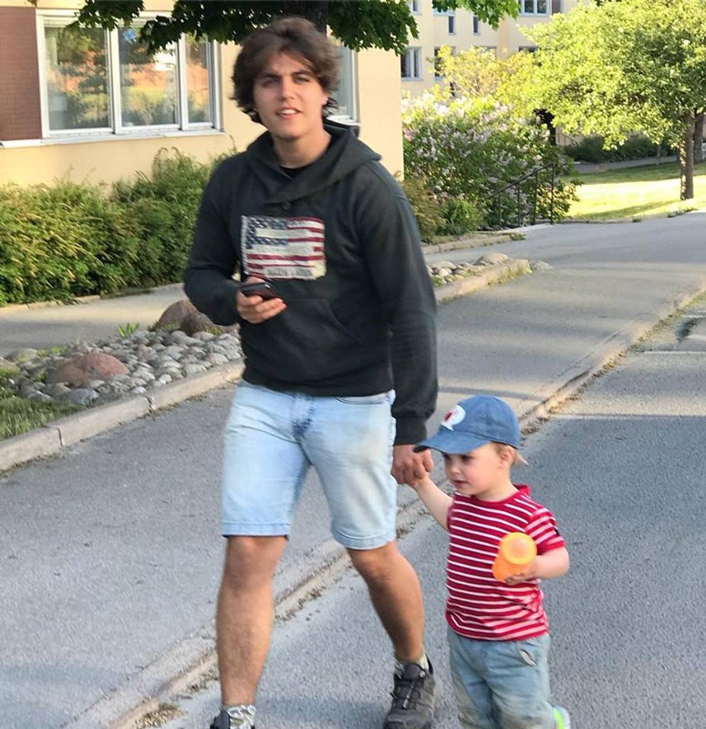 Jonas och Neo - två bröder på promenad - den 26 maj 2018. Foto: Daniel.