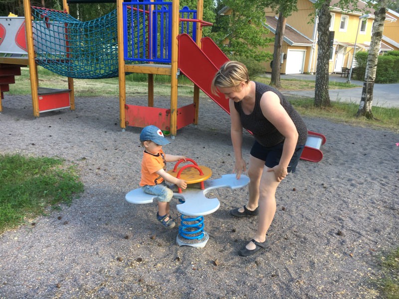 Linda och Neo på vår lekplats den 2 juni 2018.