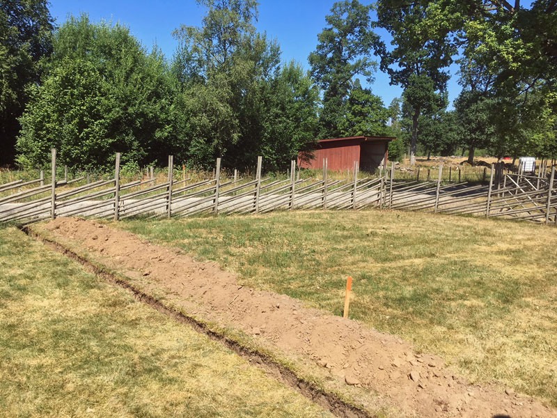 Förberedelse för fiberinstallation på Danhäll - grävning - läggning av fiberrör m m.

Grävning för fiber 6 juli 2018.
