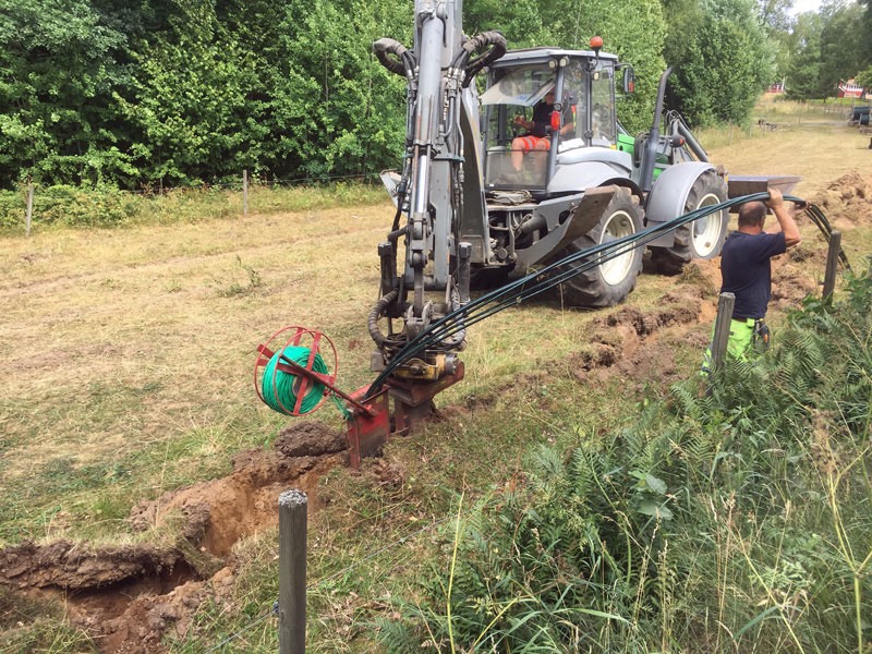 Nedplöjning av fiberrör i åkern på andra sidan av vägen - från ovh med nu tillkommer ytterligare ett rör från vårt hus Dnhäll - 10 juli 2018.