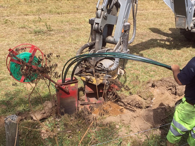 Förberedelse föe fiberinstallarion - nu ett pluss fyra rör plöjs ner - det fjärde röret går från Danhäll - 10 juli 2018.