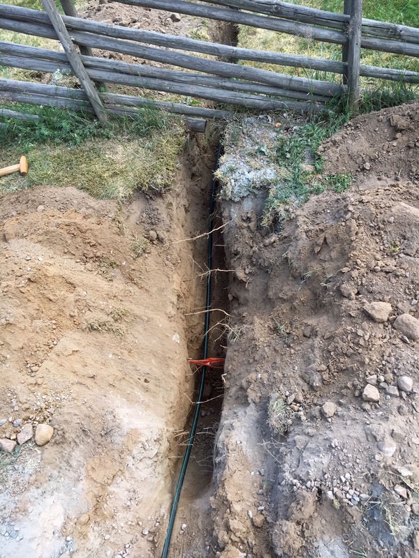 Förberedelse för fiberinstallation - nedläggning av fiberrör - här korsas telekabeln - 10 juli 2018.