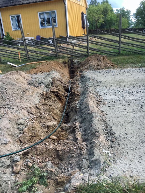 Förberedelse för fiberinstallation - nedläggning av fiberrör tvärs genom vägen - 10 juli 2018.