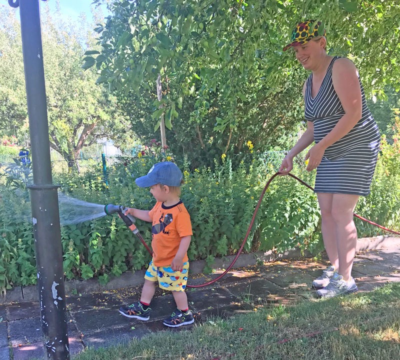 Neo vattnar i vår trädgård - 13 juli 2018.